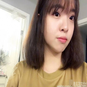 王中磊女儿回家兴奋晒自拍 素颜五官精致