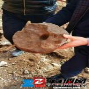 新疆呼图壁康家石门子岩画土层中发现石器（图)