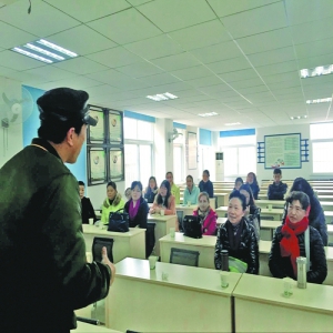 课程内容精彩纷呈 社区家长课堂竟无一位爸爸参加