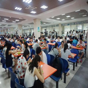 “打开”食堂后厨门 武科大直播厨师烹饪全过程