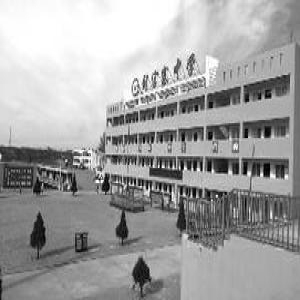 一中学规定老师22时才能下班：为提高教学质量