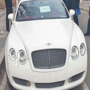 女孩将宾利停大学校园 贴条称“为交男友”