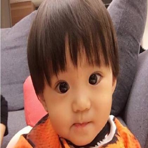 咘咘剪短发依旧呆萌 爸爸修杰楷：我多了个儿子(图)