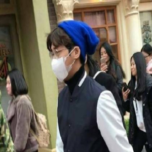 李易峰忙行程仍帅气 迪士尼行遭粉丝围堵：求偶遇