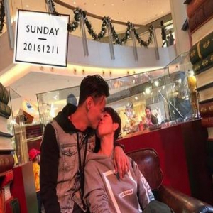 甜蜜！蔡少芬晒与张晋的Kiss照：这是女儿指定的动作