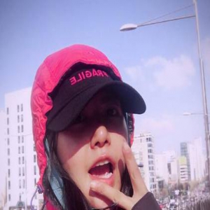 正能量！谭维维异国火热开唱 工作之余不忘跑步练字