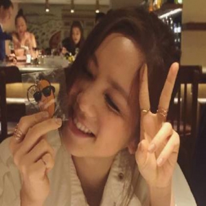 邓紫棋深夜吃烤肉不惧吐槽：发胖也不在乎