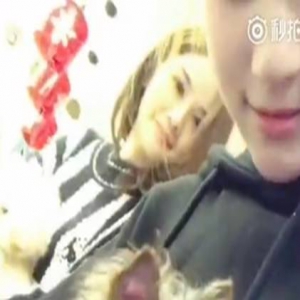 赌王女儿何超莲与阿Sa组高颜值CP 曝光两人逗狗视频