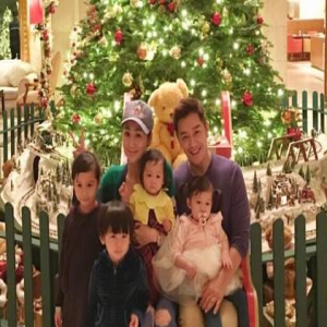 人丁兴旺！陈浩民一家六口齐聚 圣诞树下甜蜜合影