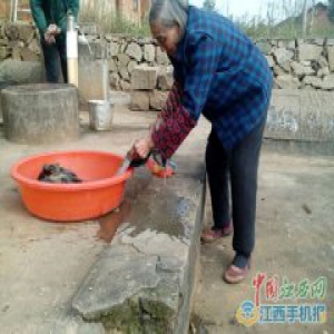 江西一87岁农村老太太无怨无悔照顾疯儿近40年