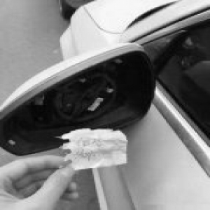 智商感人!小偷偷走后视镜镜片 留微信索200元红包