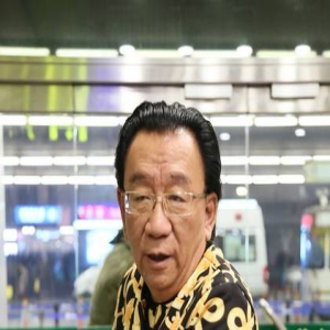 70岁侯耀华现身机场不显老 自推行李车精神饱满