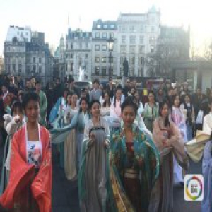 伦敦街头汉服衣袂飘 原是中国学生玩快闪