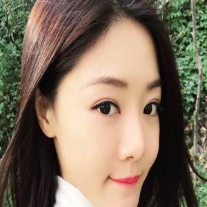 邓家佳近照甜美可人 手捧彩色气球元气十足