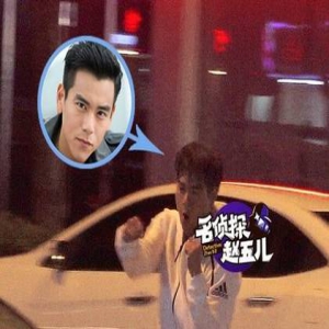 有点儿萌！彭于晏大晚上现身马路 撒欢蹦跳自我放飞