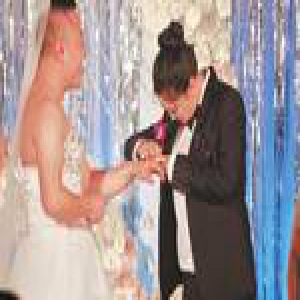 小伙穿婚纱迎娶帅气新娘 奇特婚礼背后让人泪目