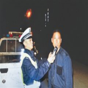 成都交警执勤途中遇车祸牺牲 倒地前瞬间推开同车协警