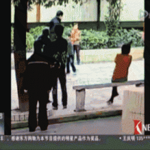 女儿被男同学欺负 爸爸把男生的头往铁栏杆上撞