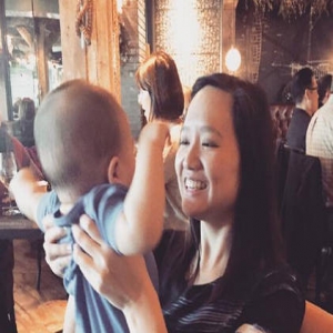 奥莉弟弟与阿姨合照 肉嘟嘟胳膊萌化网友(图)