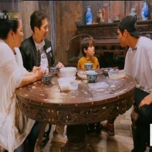 向华强与向太探班儿子节目 “一家四口”其乐融融