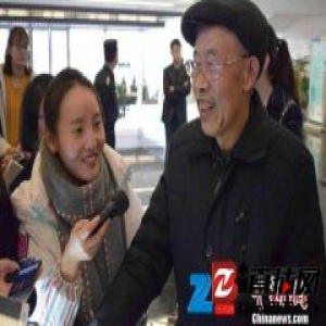 四川拾荒老人向四川省图书馆捐赠千余册古籍