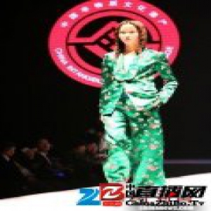 新疆哈密举办高级时装展 传统刺绣作品登台