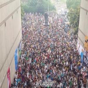 组图：万人冲刺四六级 考场盛况堪比“春运”