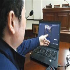 “低头族”因地铁制动摔伤 法院判决地铁担责4成