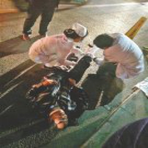 四川一男子醉卧街头10分钟无人扶 被货车碾断腿