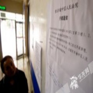 天降酸奶瓶砸伤女童案宣判：448户每户补偿360元