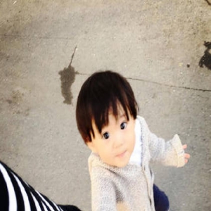 修杰楷出门“晒儿子” 小咘咘剪短发秒变小帅哥(图)