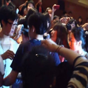 金莎被曝现身校园引混乱 多名同学被挤倒地