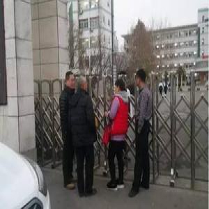 中学推平板教学收280万元 学生排队催家长送钱