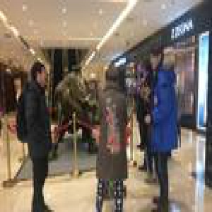 北京金融街购物中心大金牛疑是塑料的 员工不作答