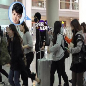 刘昊然全黑造型现身 获粉丝热情接机