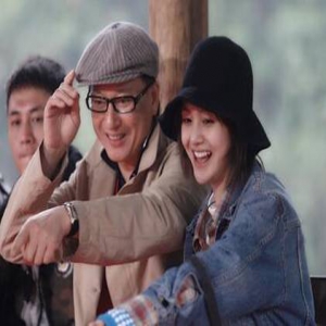 郑爽“消失”一个月后首露面 陪爸爸做木工显温馨