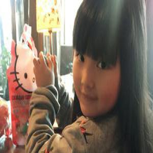 李湘晒爱女王诗龄美照 就读国际学校萌化人心