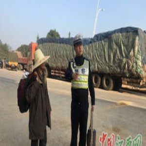 老人到外市打工 为省钱沿高速路徒步回家(图)