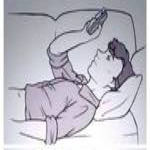 躺着玩手机角膜被砸裂 宅男险些失明