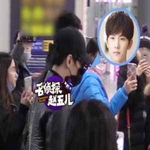 杨洋获八名壮汉护送 一身黑炫酷亮相气场十足