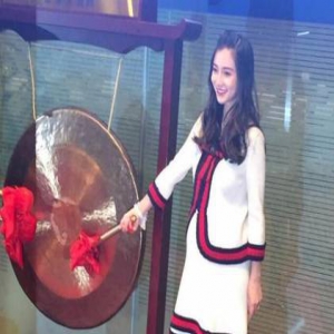 Baby挺7个月孕肚出席活动 一身白裙显纤瘦美丽