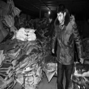 债主因分得1600件羽绒服发愁：光保管费就一万三