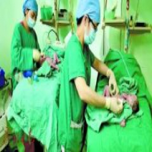 孕妇“破水”半天险胎死腹中 医院2分钟抢救(图)