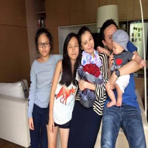 徐若瑄继女“模特级”长腿美到逆天 小V宝灿笑容灿烂