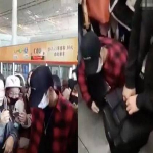 王嘉尔人气火爆机场遭围堵 哀求：要让我跪下吗