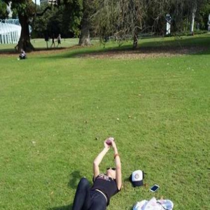 刘晓庆躺草坪享日光浴 戴墨镜刷手机好不惬意(图)