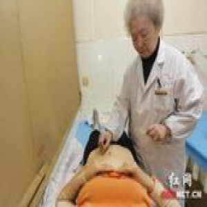 76岁老中医展示针灸绝技 一针扎穿128层卫生纸