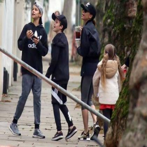 维多利亚一家四口开心外出 小七扎长辫蹦蹦跳跳