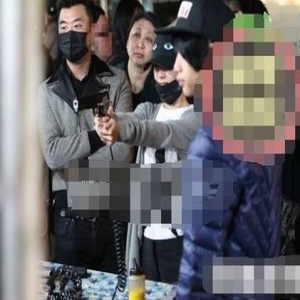 赵丽颖逛台北夜市 疯玩射气球“扫荡皮卡丘”