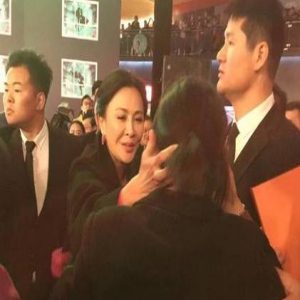 保安撞倒女孩 刘嘉玲忙帮扶起拭泪安慰